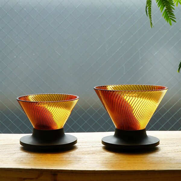 Hario Dripper NEO V60-02 plastový jantarový