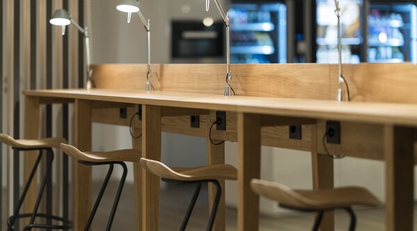 Designové barové židle Strain Barstool Hight (výška 83 cm)
