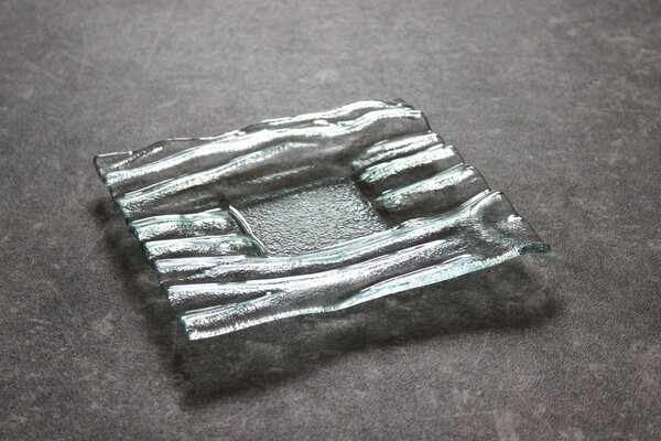 BDK-GLASS Skleněný čirý talíř se zvlněným okrajem - 20x20cm