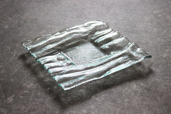 BDK-GLASS Skleněný čirý talíř se zvlněným okrajem - 20x20cm