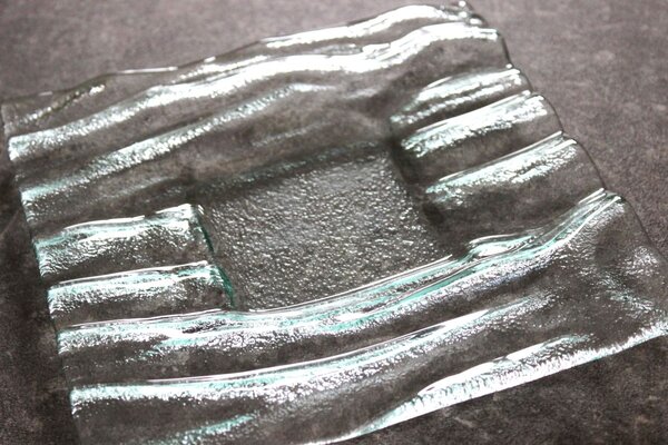 BDK-GLASS Skleněný čirý talíř se zvlněným okrajem - 20x20cm