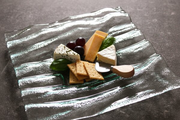 BDK-GLASS Skleněný čirý talíř se zvlněným okrajem - 20x20cm