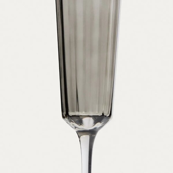 Kave Home Šedá sklenice na sekt Clarien 180 ml