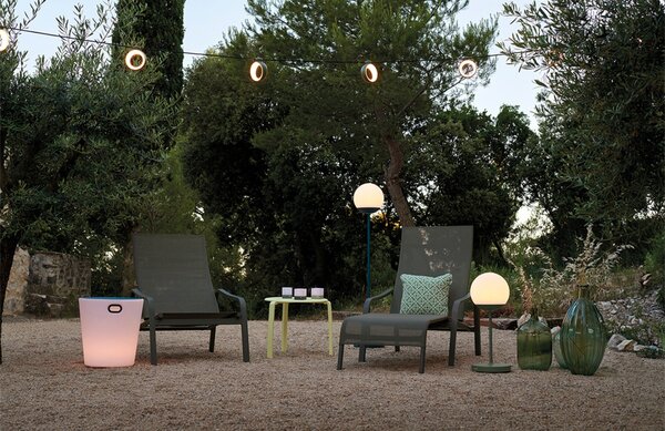 Třešňově červená venkovní LED lampa Fermob MOOON! 134 cm