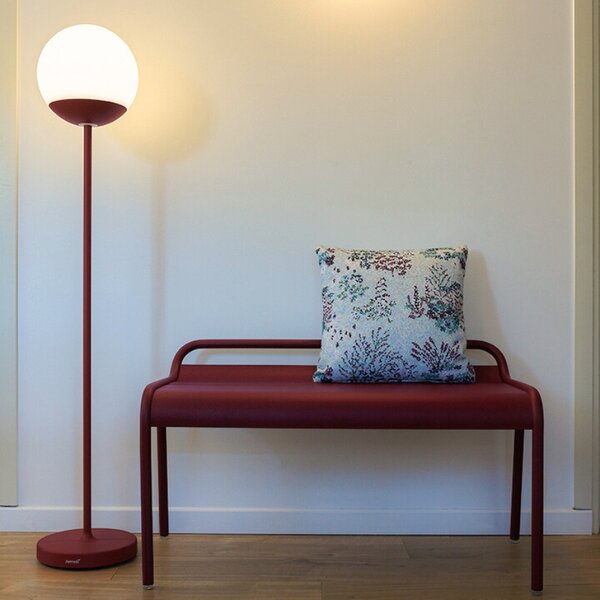 Třešňově červená venkovní LED lampa Fermob MOOON! 134 cm