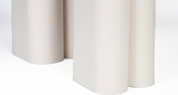 -25 % Dny MOMENTI– Set dvou béžových kovových odkládacích stolků ZUIVER SHAPE 35/26 cm