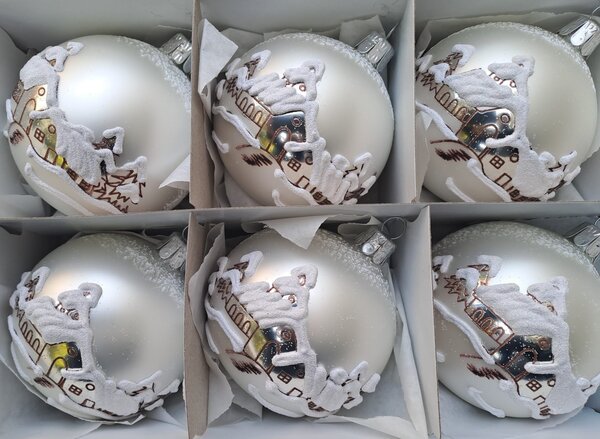 Slezská tvorba Sada skleněných vánočních ozdob koule hladká, bílá matná, motiv vesnička 6 ks