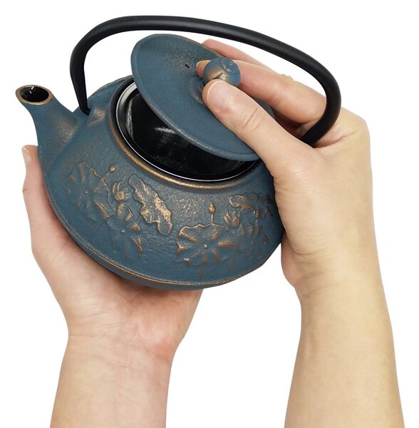 Litinová čajová konvice Wollenhaupt Tee Nara, 0,8 l, modrá, s nerezovým sítkem