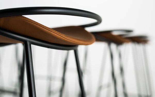 Designové barové židle Monk Barstool High (výška sedáku 77 cm)