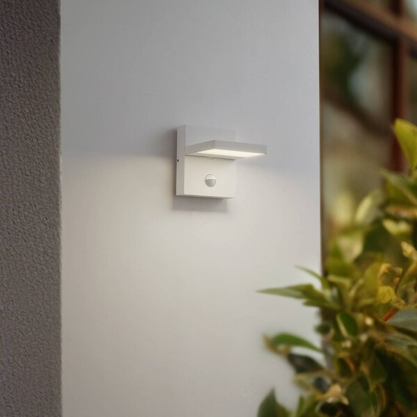 Lucande Venkovní nástěnné svítidlo LED Silvan, bílé, senzor, IP54, 16cm, Bílá / opál, Hliník, Moderní, Nástěnné bodové svítidlo