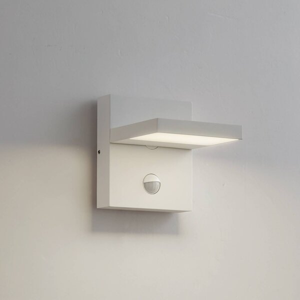 Lucande Venkovní nástěnné svítidlo LED Silvan, bílé, senzor, IP54, 16cm, Bílá / opál, Hliník, Moderní, Nástěnné bodové svítidlo