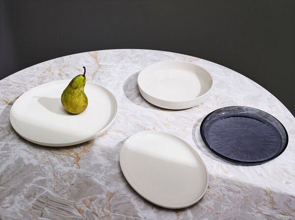 Iittala Talíř Essence 21,1cm, tmavě šedý