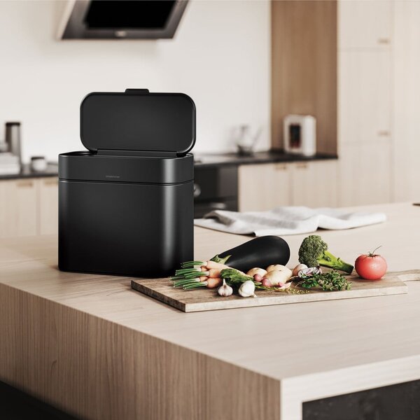 Matně černá nádoba na kompostovatelný odpad 4 l – simplehuman