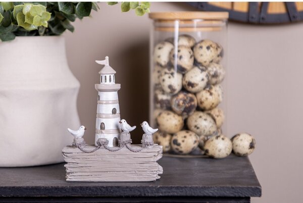 Dekorace bílý majáček se třemi racky na vyplaveném dřevě – 10x4x12 cm