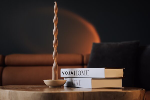 VOJA HOME SOLVERE – kulatý svícen z ekologické pryskyřice, Ø 11 cm, kalíšek Ø 2,1 cm Barva: Bílá