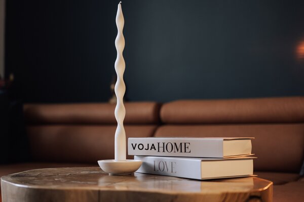 VOJA HOME SOLVERE – kulatý svícen z ekologické pryskyřice, Ø 11 cm, kalíšek Ø 2,1 cm Barva: Bílá