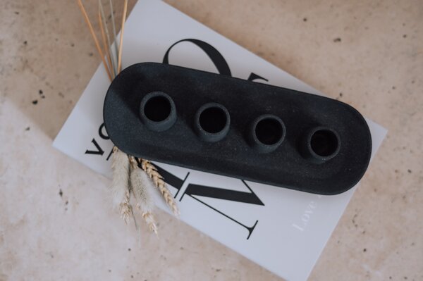 VOJA HOME Svícen TITANOR pro 4 svíce, Ø kalíšek 2,3 cm, 25 × 10 × 5 cm Barva: Černá (černý uhel)