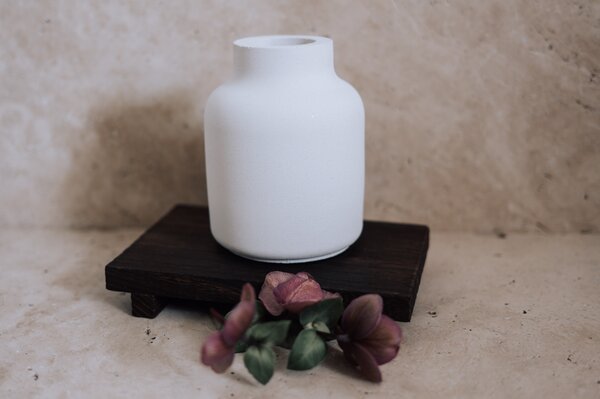VOJA HOME Váza Celesta z modifikované pryskyřice matná bílá pískovcová 17 × 14 cm