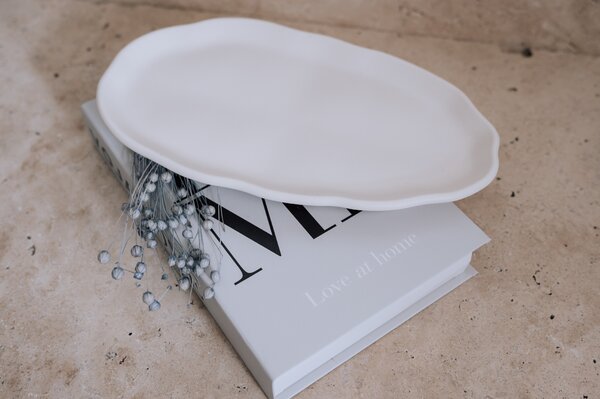 VOJA HOME Tác Goliér – designový dekorativní tác, nepravidelný tvar, 30×18×2,5 cm