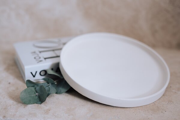 VOJA HOME Kulatý tác Aurell s jemně zvýšeným okrajem průměr 25cm (užší okraj) Barva: Stříbrošedá žula