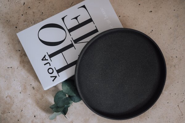 VOJA HOME Kulatý tác Aurell s jemně zvýšeným okrajem průměr 25cm (užší okraj) Barva: Stříbrošedá žula