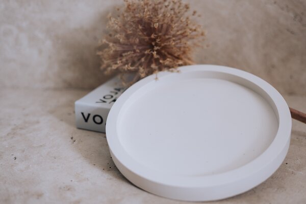VOJA HOME Kulatý tác NORELL | ručně vyráběný designový tác 24,5 cm | bílý