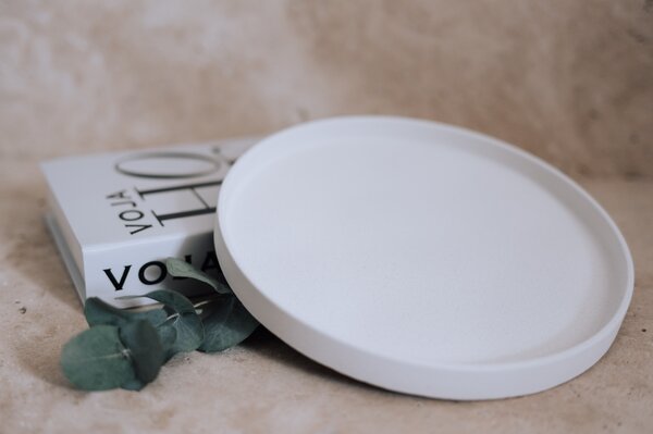 VOJA HOME Kulatý tác Aurell s jemně zvýšeným okrajem průměr 25cm (užší okraj) Barva: Stříbrošedá žula