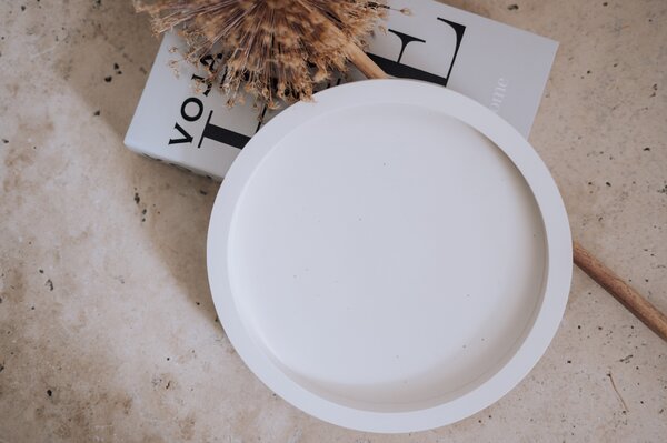 VOJA HOME Kulatý tác NORELL | ručně vyráběný designový tác 24,5 cm | bílý