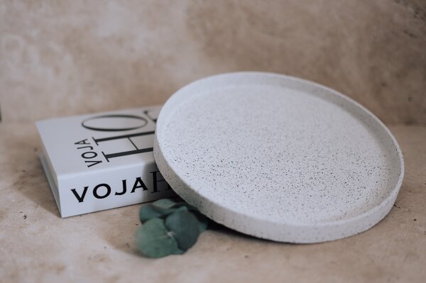 VOJA HOME Kulatý tác Aurell s jemně zvýšeným okrajem průměr 25cm (užší okraj) Barva: Stříbrošedá žula