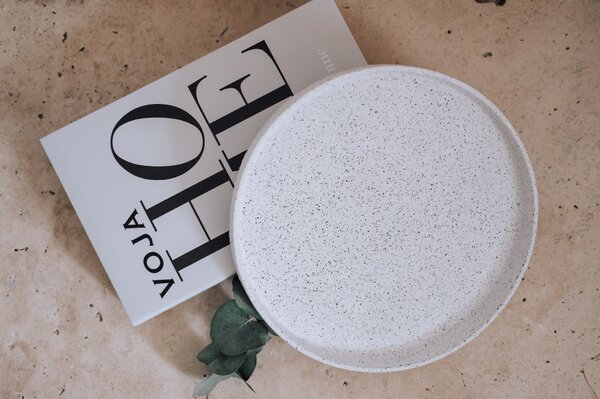 VOJA HOME Kulatý tác Aurell s jemně zvýšeným okrajem průměr 25cm (užší okraj) Barva: Stříbrošedá žula
