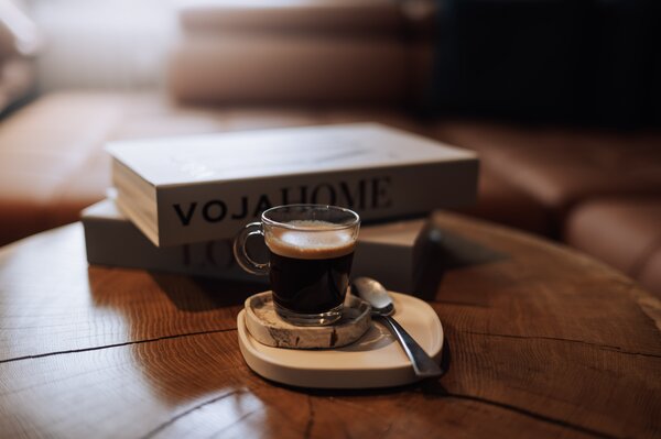 VOJA HOME Dorien – dvoudílný designový podtácek (krémově hnědý mramor / bílá)