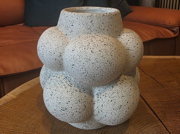 VOJA HOME Váza Orbéliea – stříbrnošedá žula (15 × 15 cm)