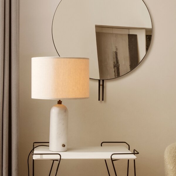 GUBI Mramorová stolní lampa Gravity 49 cm