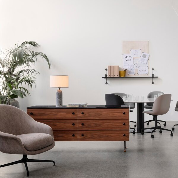GUBI Mramorová stolní lampa Gravity 49 cm