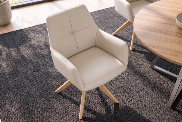 Luxusní designová béžová otočná jídelní židle Elton s potahem z pravé kůže a masivním hnědým dubovým nohama 62 cm