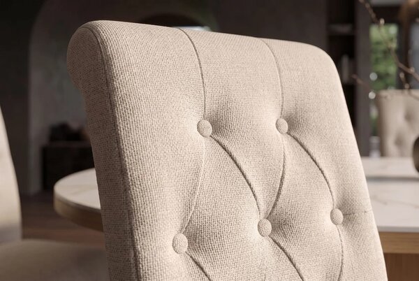 Designová klasická béžová jídelní židle Valentino s prošívaným textilním potahem s knoflíky a zarolovanou opěrkou 45 cm