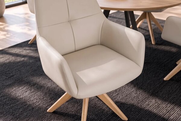 Luxusní designová béžová otočná jídelní židle Elton s potahem z pravé kůže a masivním hnědým dubovým nohama 62 cm