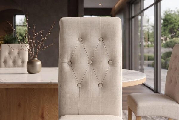 Designová klasická béžová jídelní židle Valentino s prošívaným textilním potahem s knoflíky a zarolovanou opěrkou 45 cm