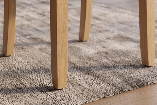 Designová buklé jídelní židle Valentino s béžovým čalouněním s prošíváním s knoflíky a hnědým dřevěnýma nohama 45 cm