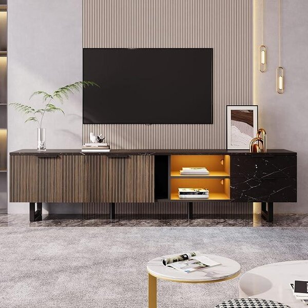 TV stolek o rozměrech 200 cm s povrchem imitujícím černý mramor, dveřmi s tmavou dřevěnou strukturou, nastavitelným LED osvětlením, dvěma dvířky a dvěma zásuvkami