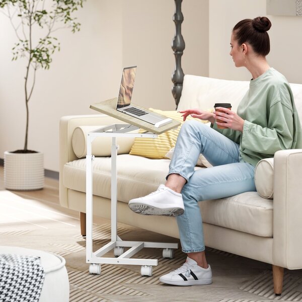 HOMCOM Mobilní Boční Stolek k Pohovce s Nastavitelnou Výškou a Naklápěcí Desktopem, Metalový Rám pro Ložnici, Obývací Pokoj, Kancelář 55x36x62.5-82.5