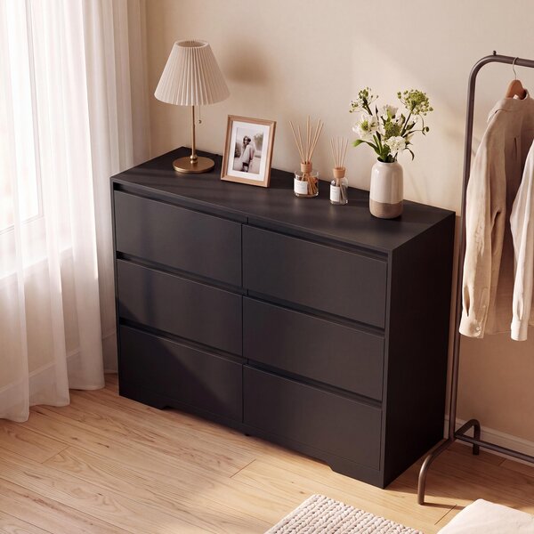 Komoda BEALIFE, rozměry 100x35x75 cm, s 6 zásuvkami. Materiál: MDF, s bezpečnostním systémem proti převrácení. Barva: černá. Model: AP140