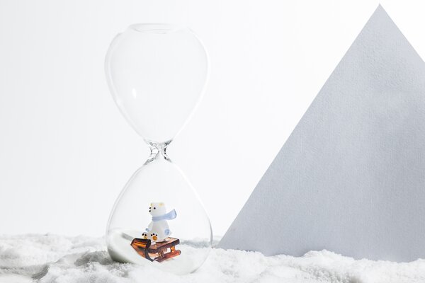 Ichendorf Milano designové stolní hodiny Snow Games Bear And Bobsleigh Hourglass