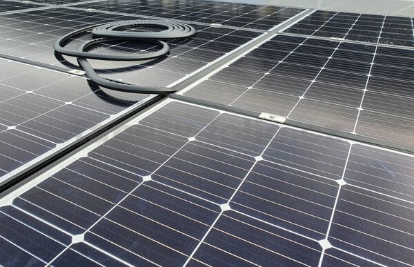Gumový těsnící profil bez stříšky FV2 pro fotovoltaické panely - pro mezeru mezi FV panely 19-23mm, návin 6m