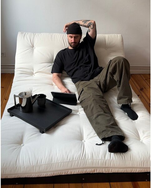 Rozkládací pohovka v hořčicové barvě 140 cm Roots Black Night – Karup Design