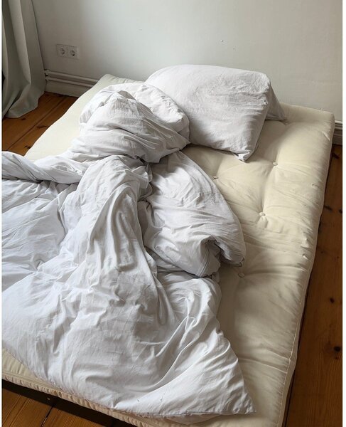 Rozkládací pohovka v hořčicové barvě 140 cm Roots Black Night – Karup Design