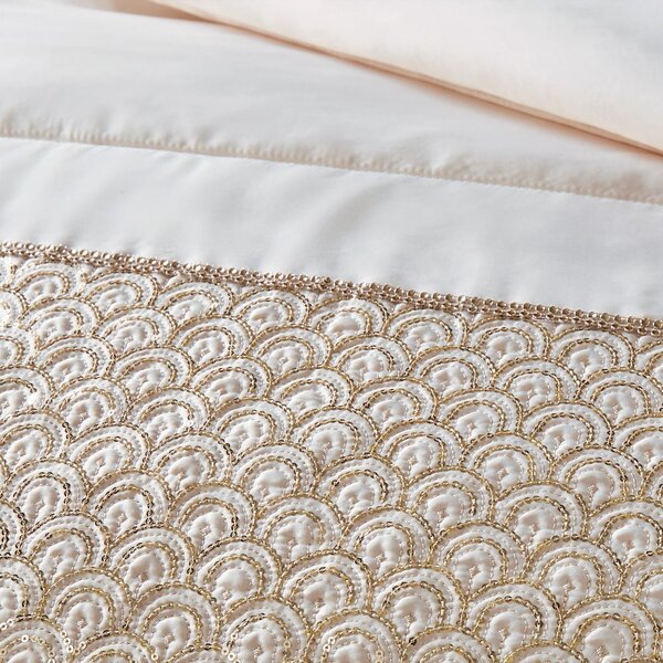 Béžový prošívaný přehoz z mikrosaténu 240x260 cm Deco Sequin – Catherine Lansfield