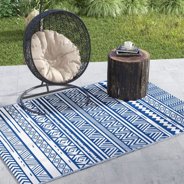 Outsunny Venkovní Koberec 182x274 cm Reversible Koberec s Geometrickým Vzorem Voděodolný pro Terasu Balkon Patio Kempování Pláž Tmavě modrá a bílá | A