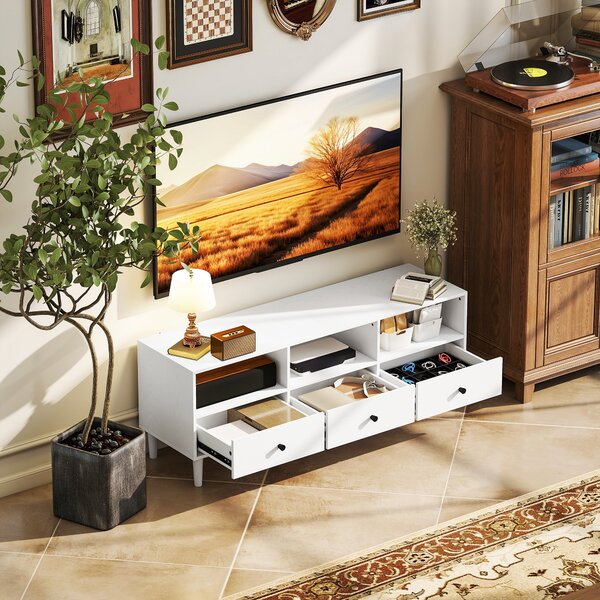 HOMCOM Moderní TV stolek do obývacího pokoje s 3 otevřenými přihrádkami, 3 zásuvkami a otvorem na kabely pro TV 45/55/65 palců 120x34x45 cm Bílý | Aos