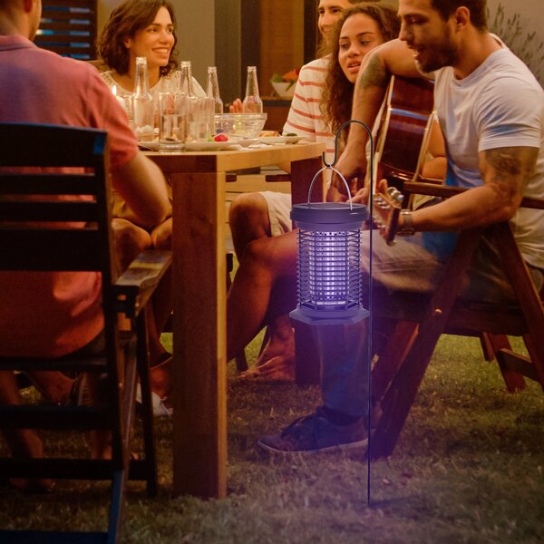 Lampa na odpuzování hmyzu a komárů Outsunny, visící zahradní svítilna, solární a USB-C dobíjecí - efektivní pro oblast 50m² v černé barvě | Aosom